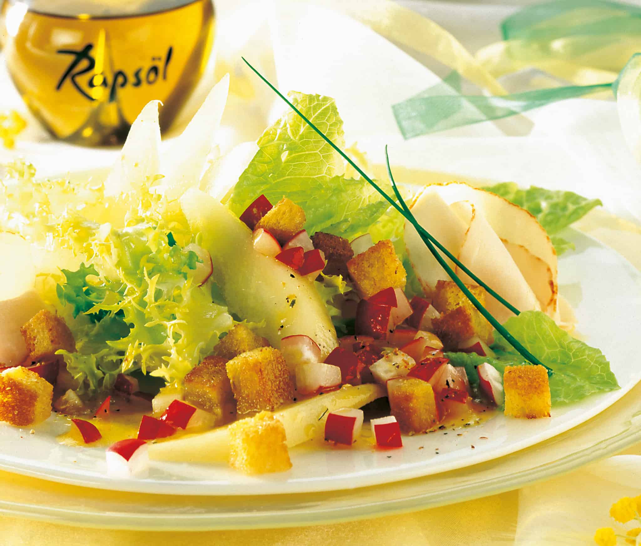Blattsalat mit Putenbrust und Radieschen › Rügener Rapsöl