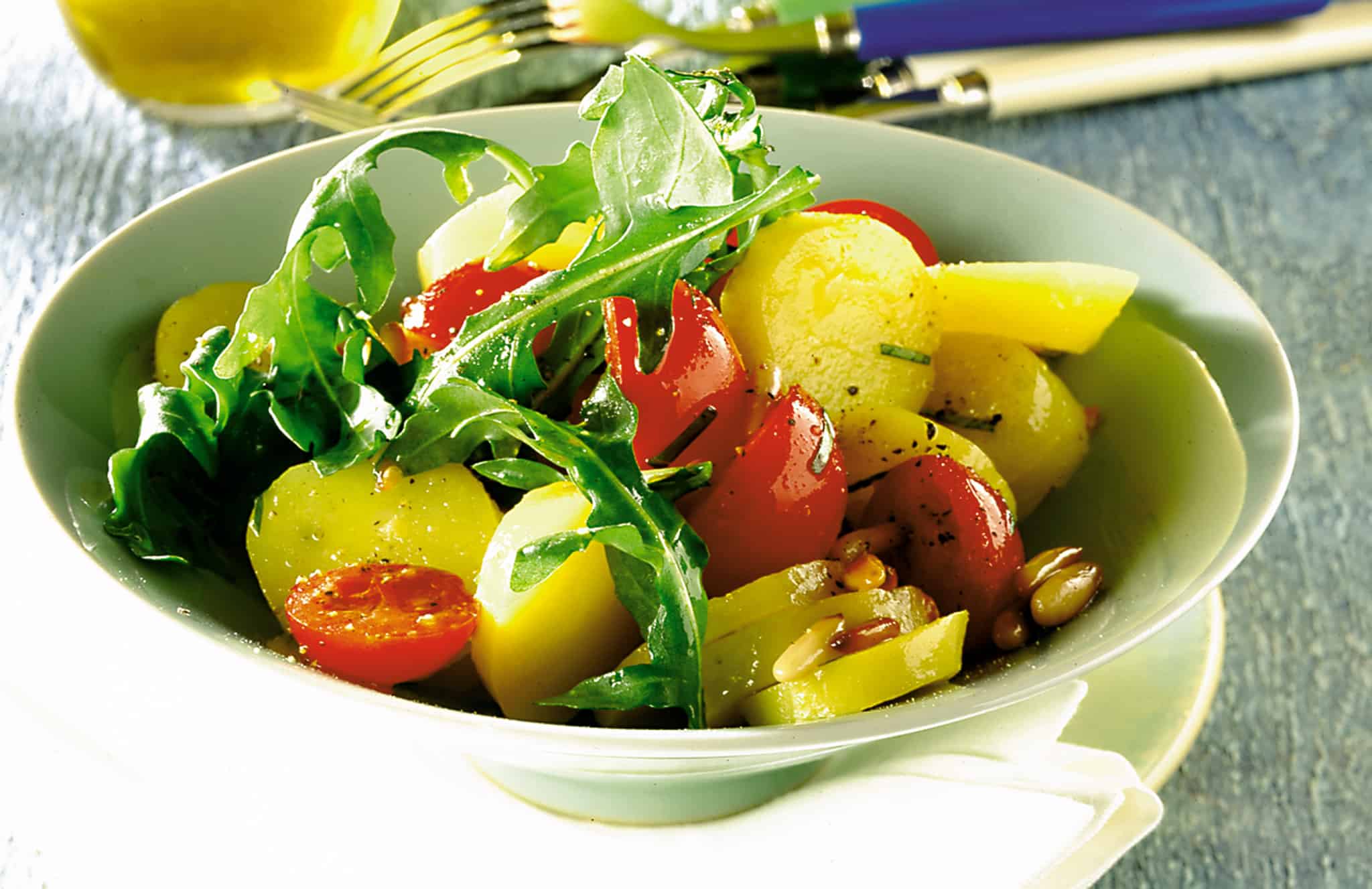 Rügener Rapsöl Kartoffelsalat mit Tomaten und Rucola - Rügener Rapsöl